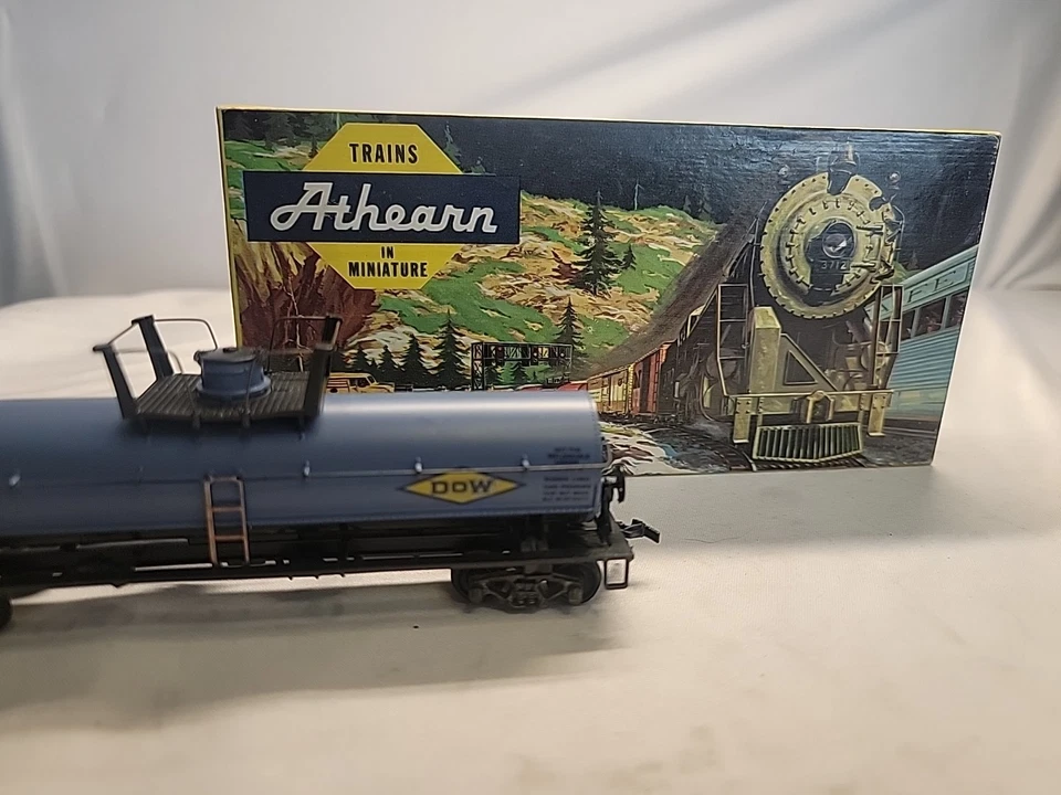 ATHEARN   Dow Chem. Tank Car #1553 1:89 W/ Box; Used - Image 4 of 4