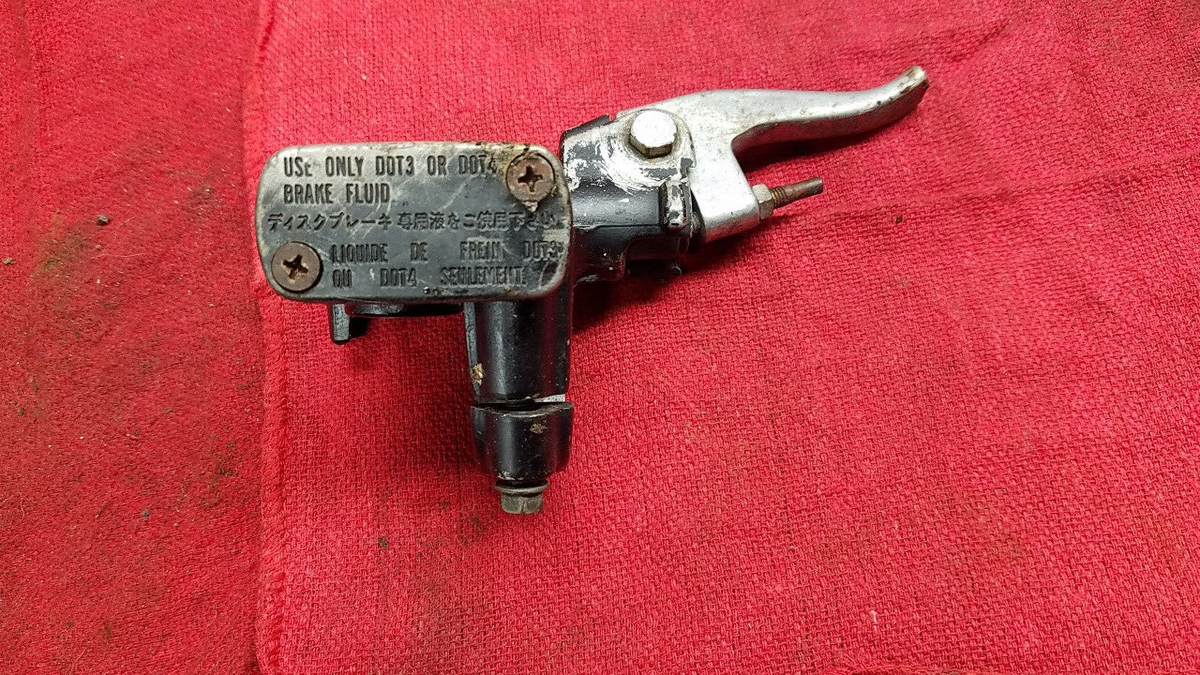 KX250 KAWASAKI 1993 FRONT BRAKE MASTER CYLINDER ** NEEDS A HANDLE