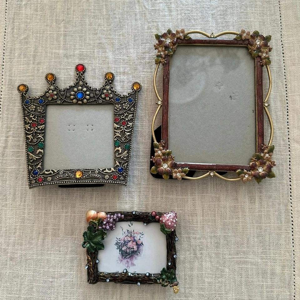 Juego de 3 marcos de fotos florales de metal esmaltado sobre mesa mini cristales corona pequeña Foto 4 de 4