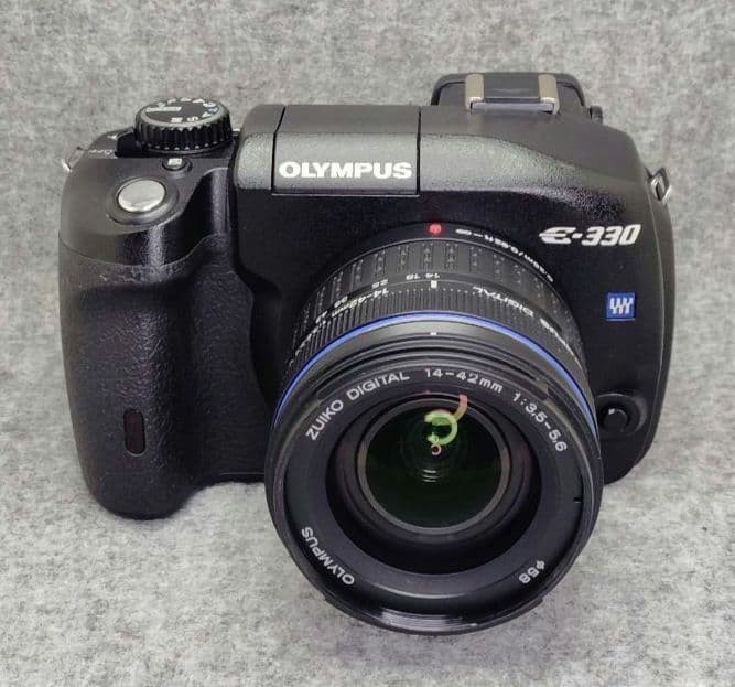 OLYMPUS E-330 Digital SLR w/ ZUIKO 14-42mm f3.5-5.6 Live View From