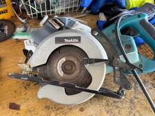 Sierra circular hipoidea con cable Makita 5277NB de 7 1/4 pulgadas