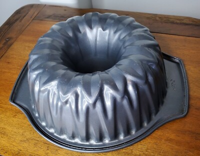 WILTON Non-Stick Sunflower Pattern Handled Bundt Pan