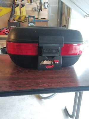 Top case givi , top case givi + platine, top case givi deux casques - Photo 1/4