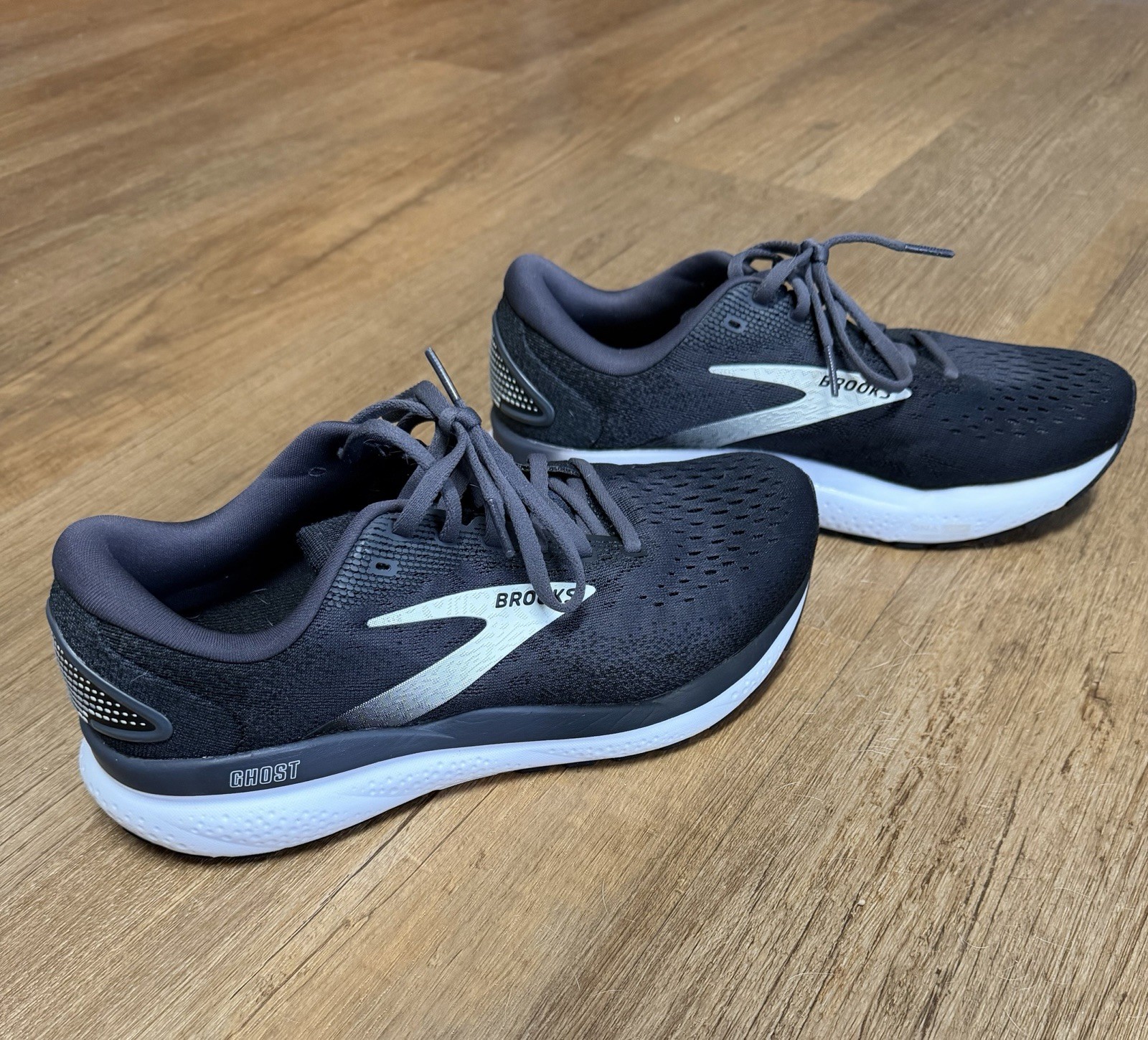8.5 Women Brooks Black And White Tennis Shoes