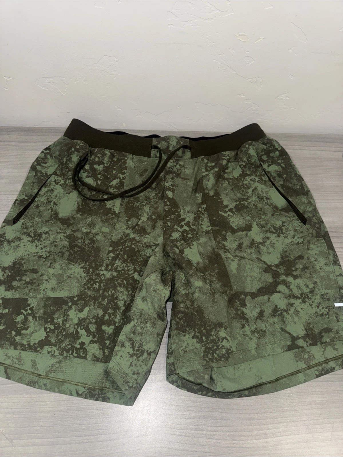 Lululemon License to Train Linerless Shorts Green Camo 7” Inseam Gym Men’s Large
