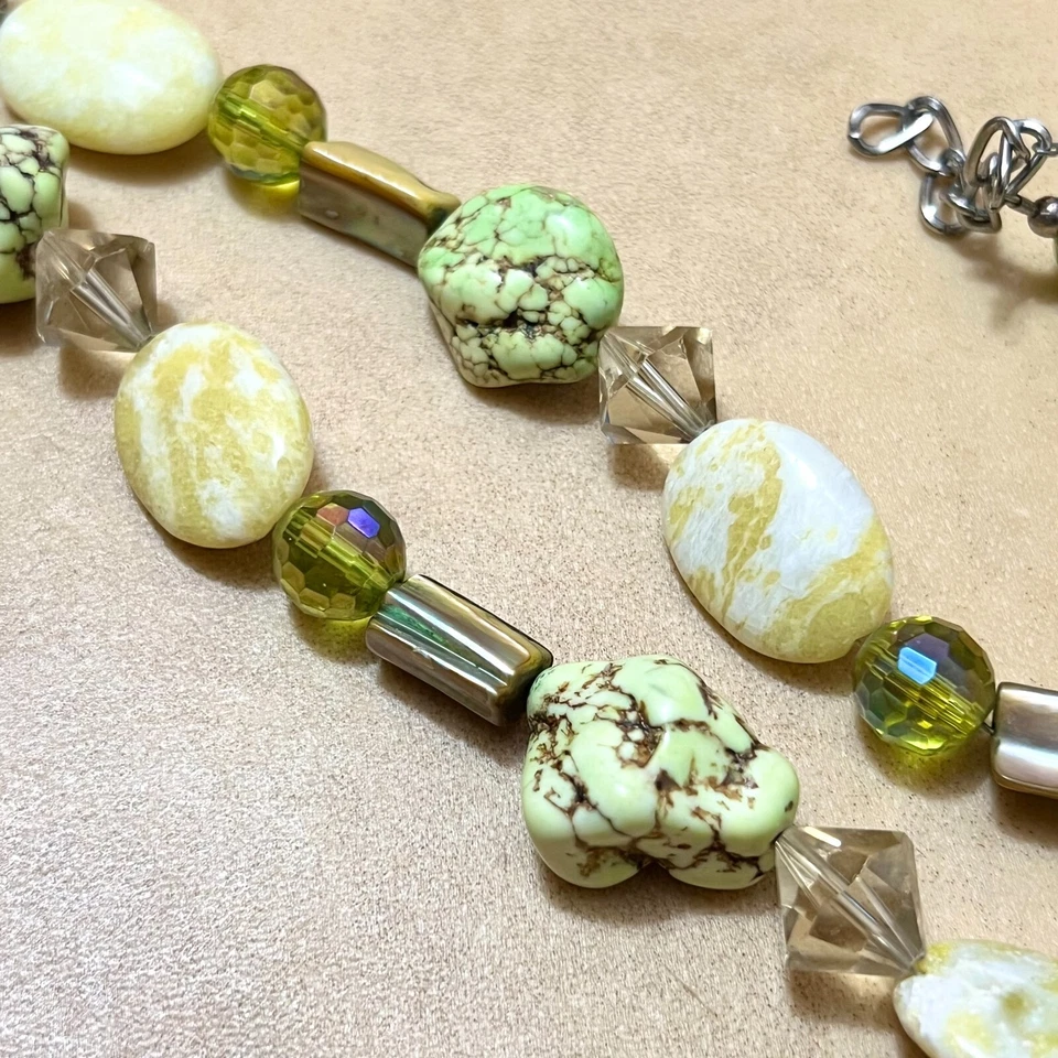 Collar verde vintage con cuentas boho - piedras preciosas gruesas y acrílico - 20" Foto 4 de 4