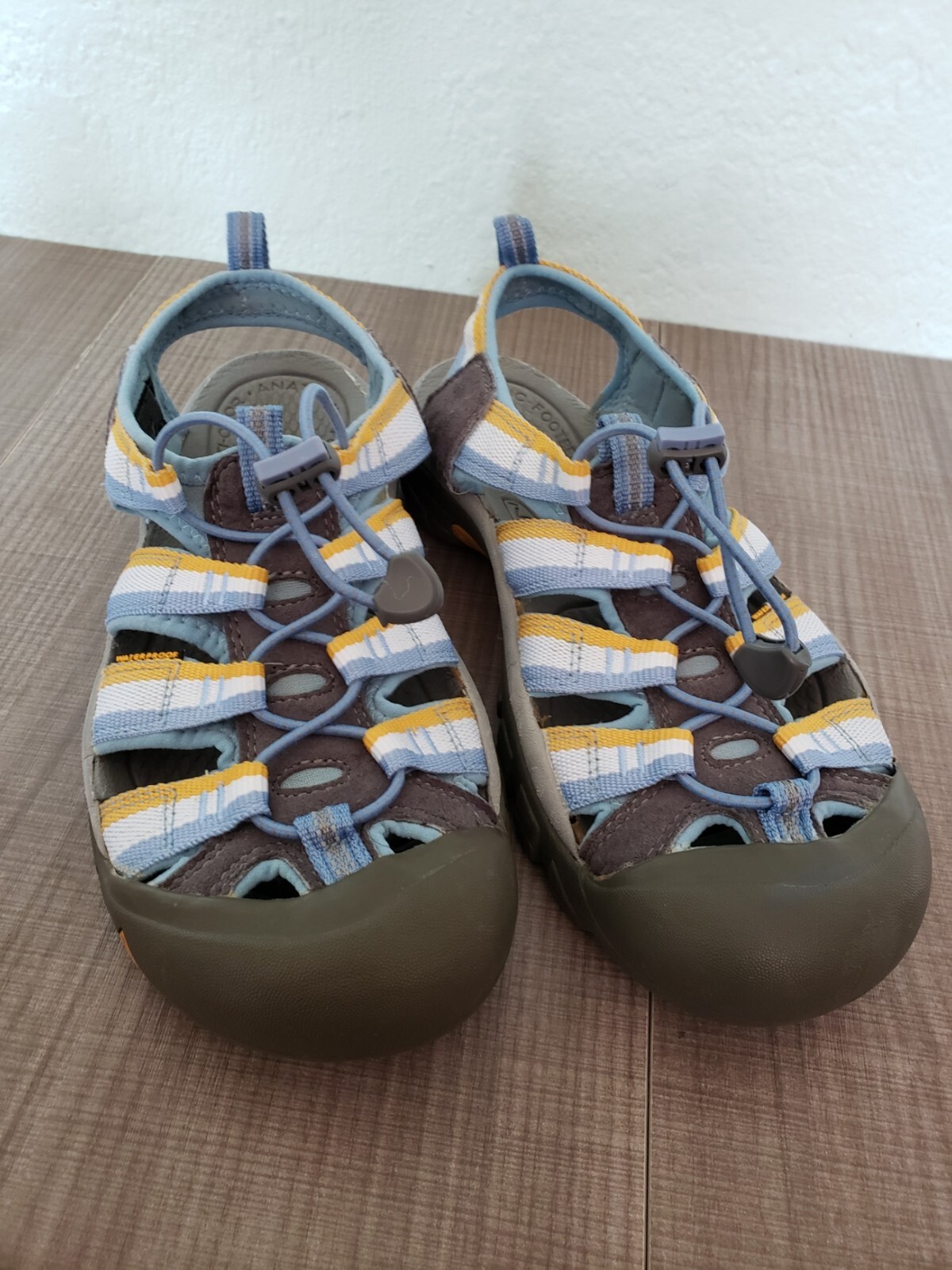 Sandali impermeabili Keen a righe blu giallo bianco con taglia 9 5 M 8 5