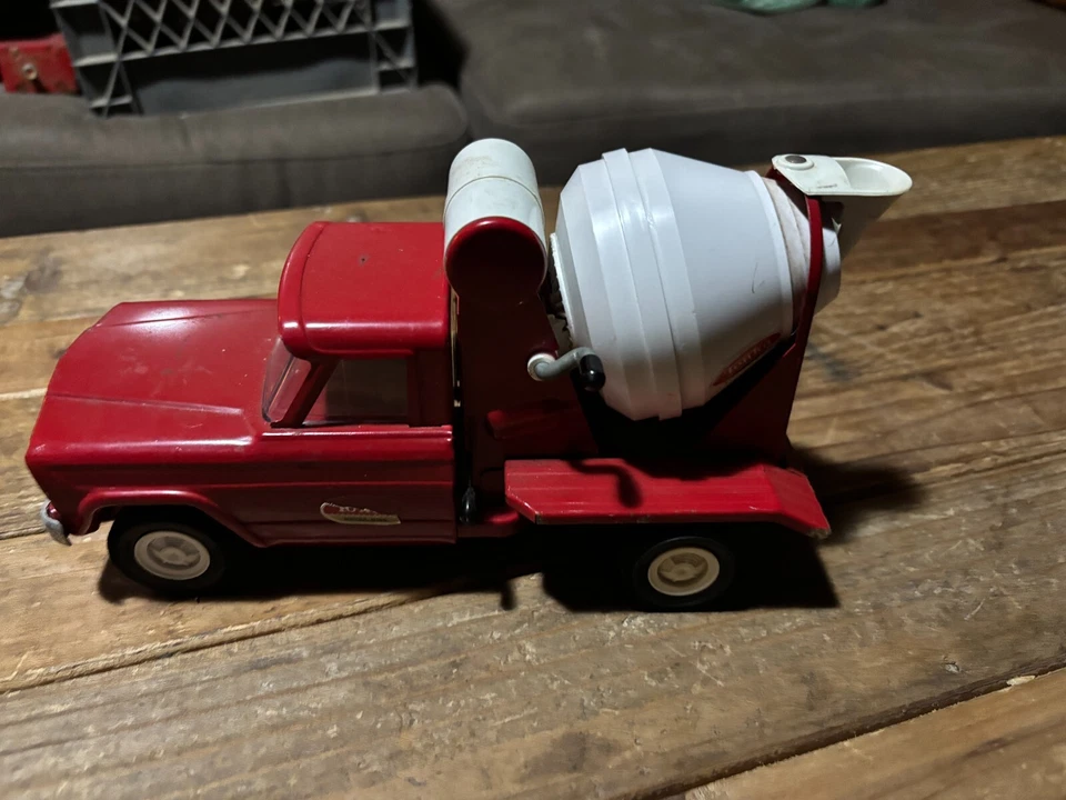 Mini Tonka 1966  Jeep  Gladiator Cement Truck - Image 4 of 4