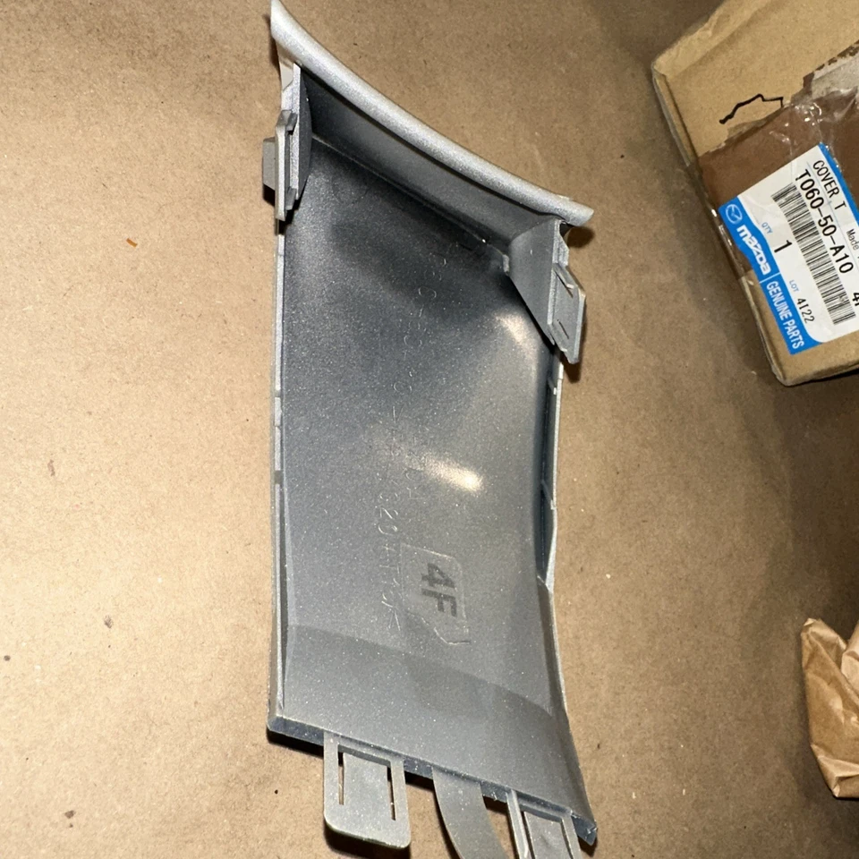 Nueva cubierta de soporte de remolque original OEM 2001-2002 Mazda Millenia (T060-50-A10-4F) Foto 2 de 4