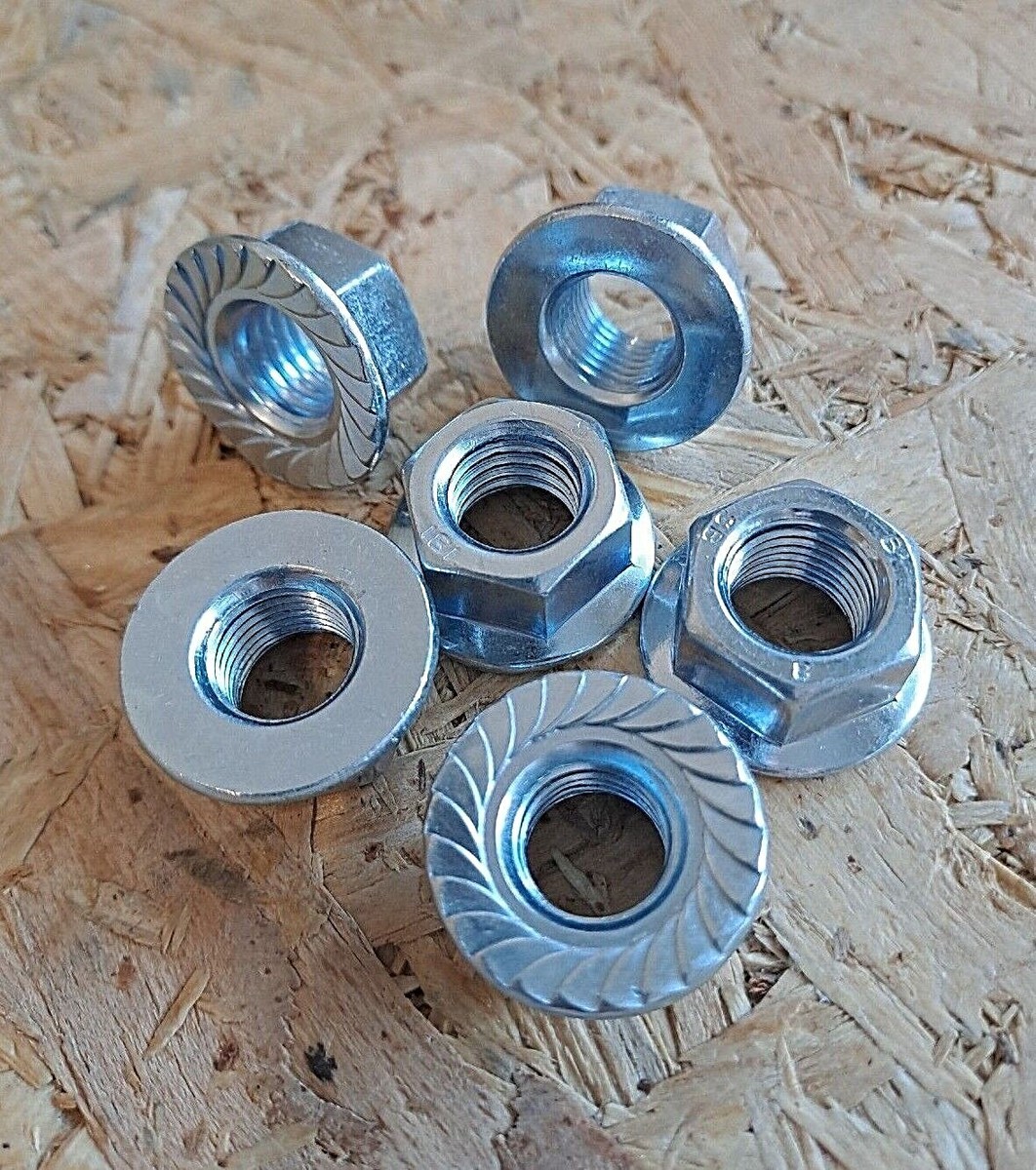 DADI AUTOBLOCCANTI METALLICI M4 M5 M6 M8 M10 M12 CON FLANGIA