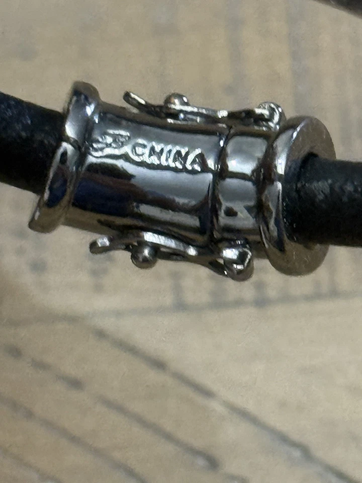 Pulsera Joan Boyce Cierre Magnético Negro Plata y Cuero Foto 2 de 2