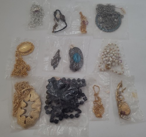 Costume Jewelry Vintage Lot 12 Necklace Charms, Chain, Beads Gold Tone & More U - Picture 24 of 24
