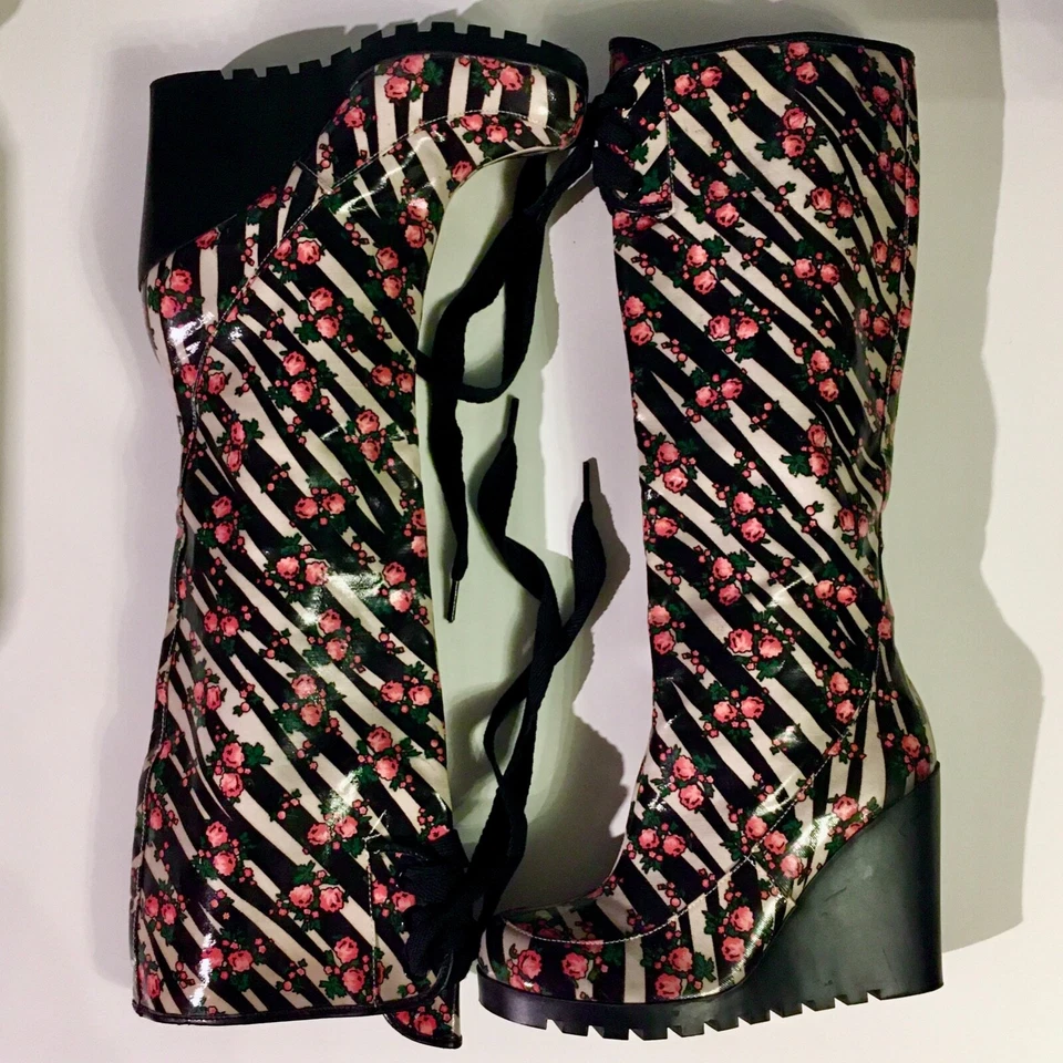 Botas de lluvia Betseyville Betsey Johnson altas hasta la rodilla cuña estampado de rosas animales 6,5 Foto 3 de 4