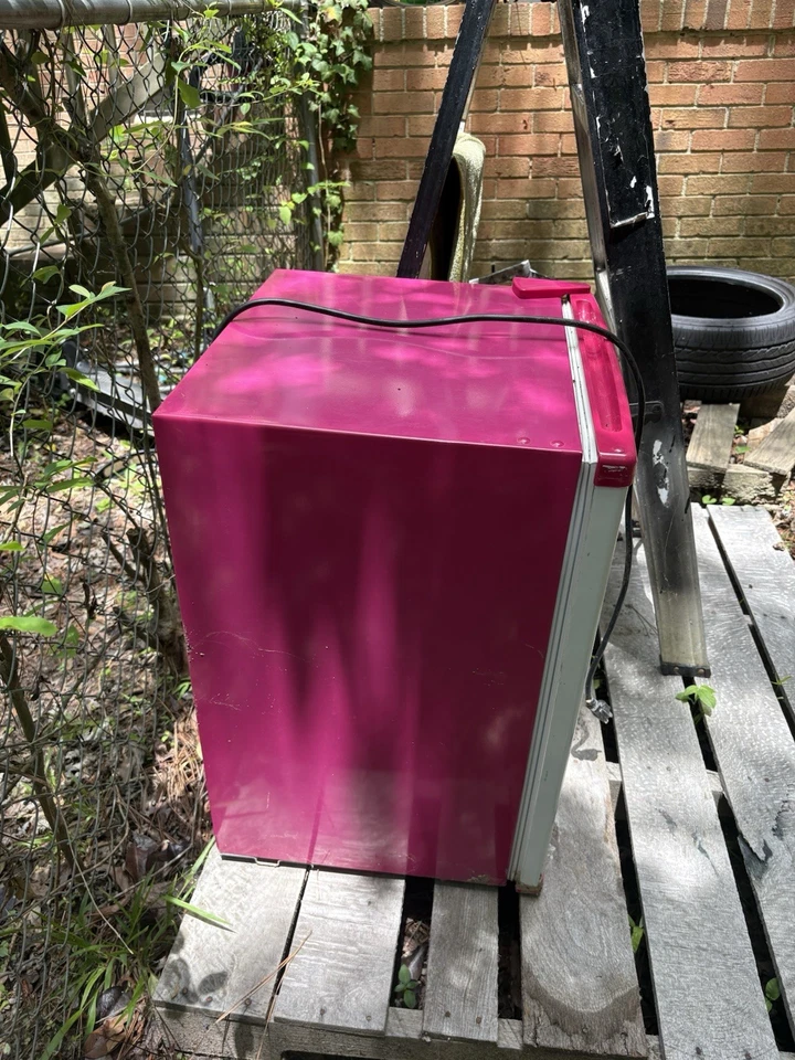 Mini refrigerador compacto ajustable con puerta reversible blanca de 17,5 pulgadas 1,6 pies cúbicos Foto 2 de 2