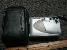 Fuji FujiFilm FinePix 2300 Digital Camera - w/memory card  case NOT WORKING