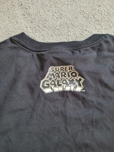T-shirt grafica Super Mario Sunshine x Puma uomo taglia US S UK MEDIUM RARA stella - Foto 11 di 11