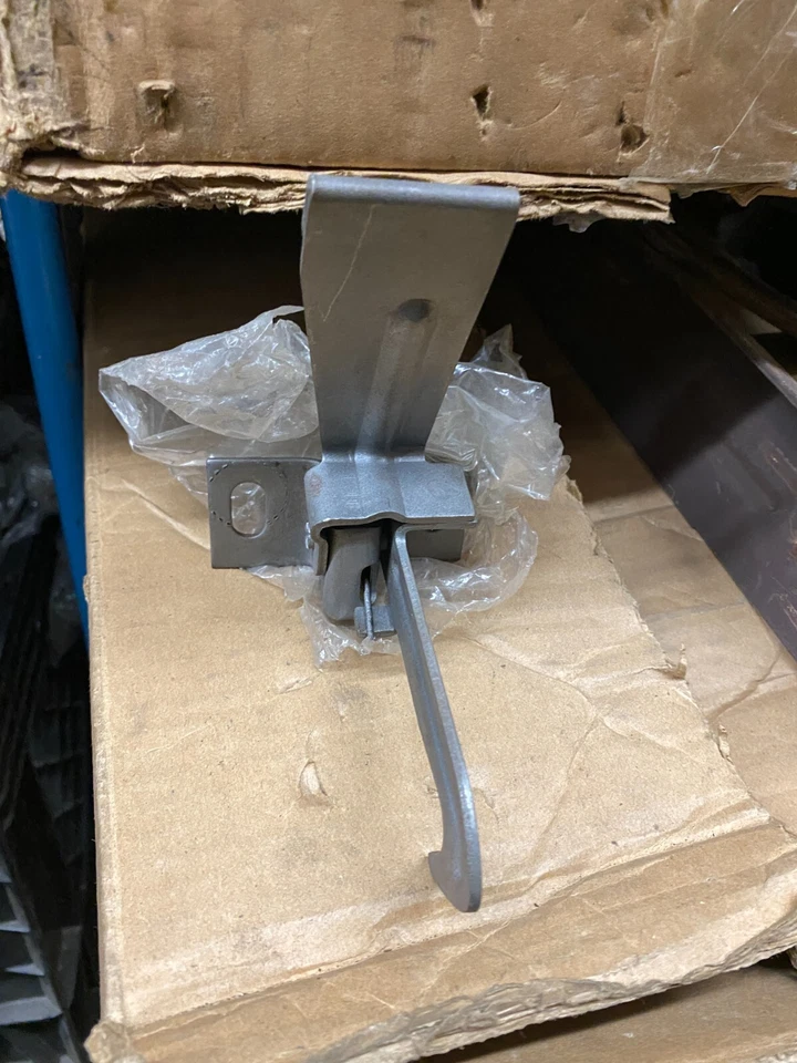 1966 FORD THUNDERBIRD ПЕРЕДНИЙ КАПОТ ЗАЩЕЛКА / ПОЙМАТЬ - Изображение 3 из 3