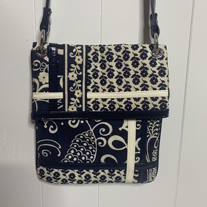 black chevron crossbody bolsa