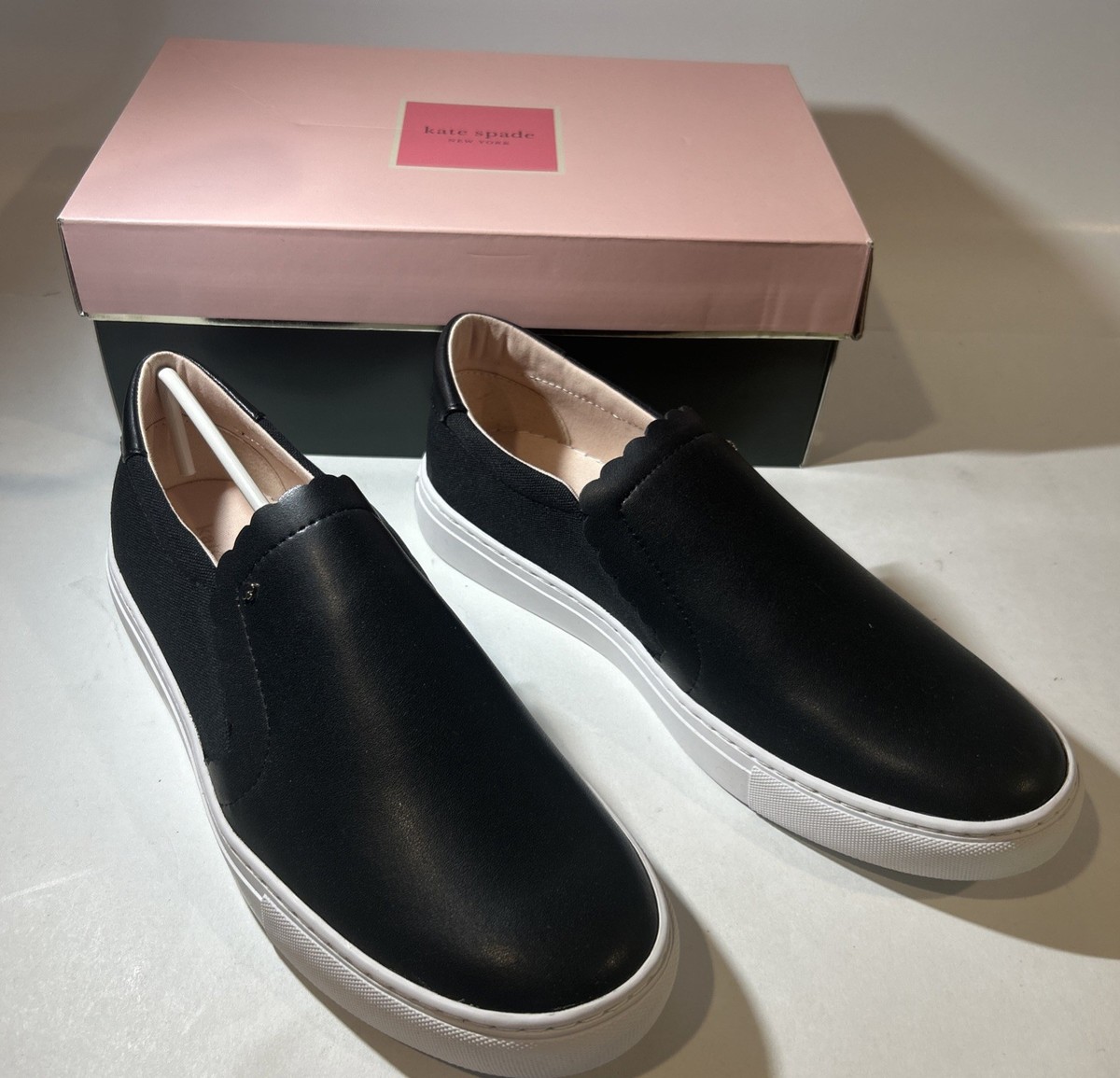 NWB KATE SPADE Aleta Scallop Slip-On Leather Sneakers Size  display picture 3