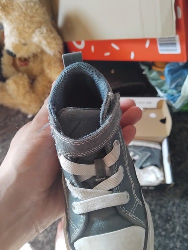 infant conversesize 8 with box