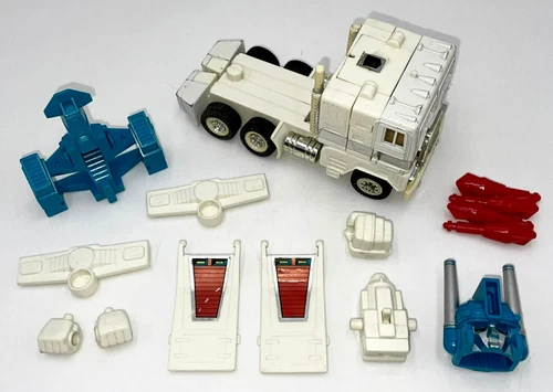 Vintage 1986 Hasbro G1 Transformers ULTRA MAGNUS Action Figure w/ Weapons Loose