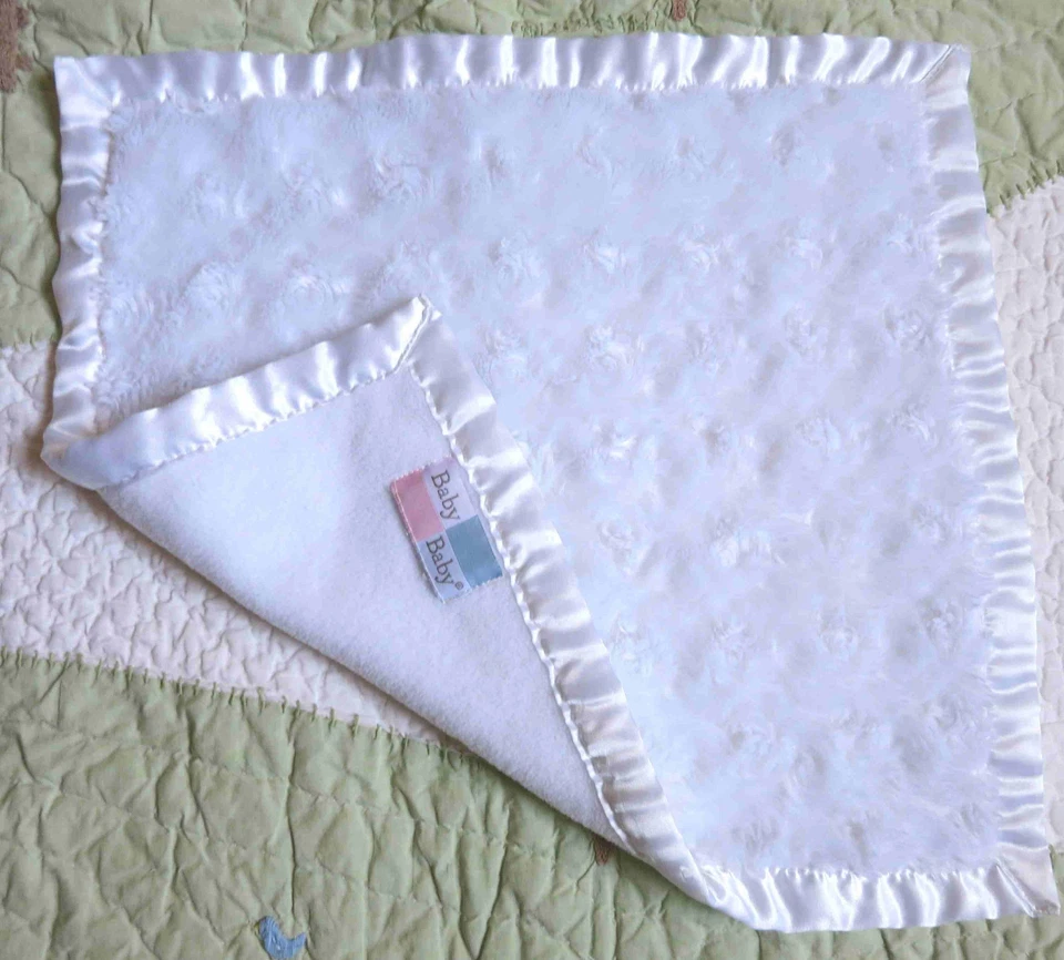 Manta de seguridad para bebé recién nacido blanca mullida con borde satinado polar Lovey  Foto 2 de 3