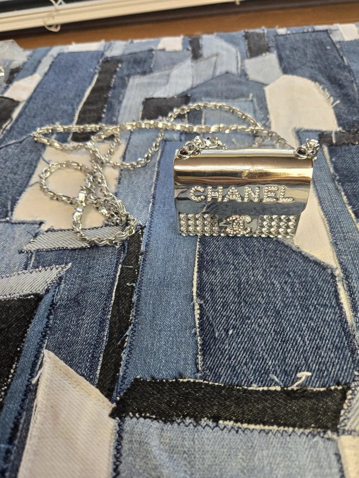 Collar con dije grande de plata y diamantes de imitación de diseñador Foto 2 de 4