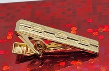 VINTAGE TIE BAR CLIP CLASP STAY Bright Gold Tone Hatch Marks & Embossed Chain