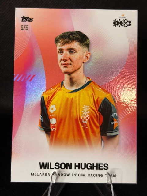 Topps 2025 McLaren Team Set Formula 1 Wilson Hughes Sim Racing Red 5/5 Buchstütze