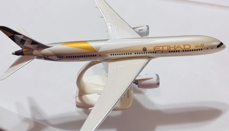 Etihad 787-9 модель самолета масштаб 1 200 коллекционная бывшая в употреблении БЕЗ КОРОБКИ РЕДКАЯ - Изображение 3 из 4