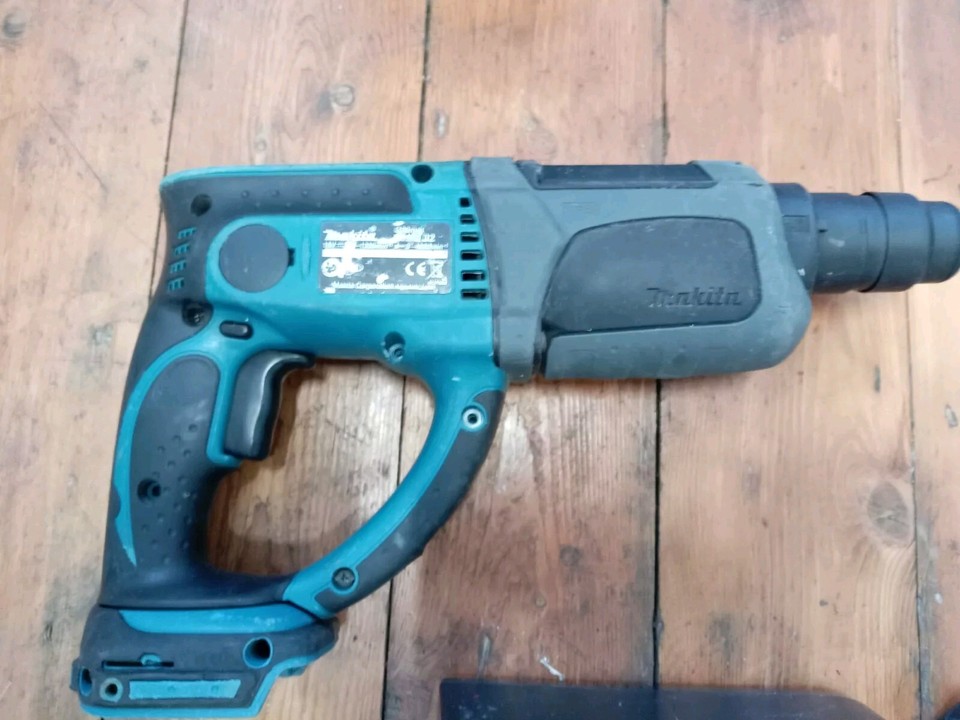 Makita Dhr202,3Function Sds Hammer Drill with rapid charger and 2x3 A