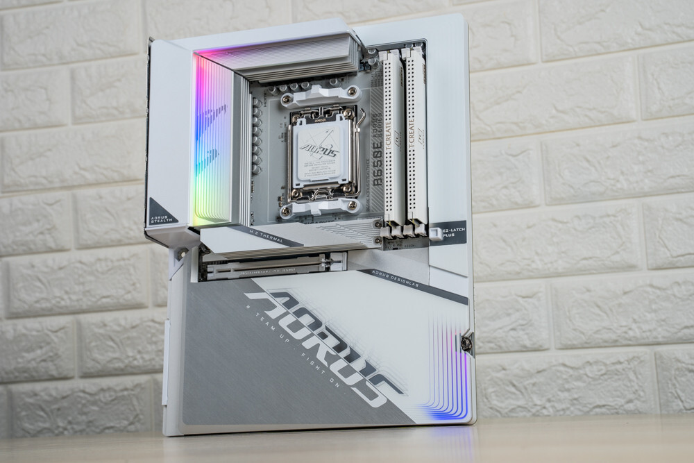 お*!様 GIGABYTE B650E AORUS STEALTH ICE s-l1200.jpg