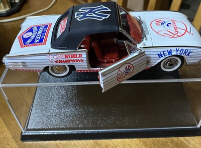 ミニカー 2889 The Danbury Mint Ford Thunderbird Danbury Mint 1:24 Scale 1961 Ford Thunderbird Convertible