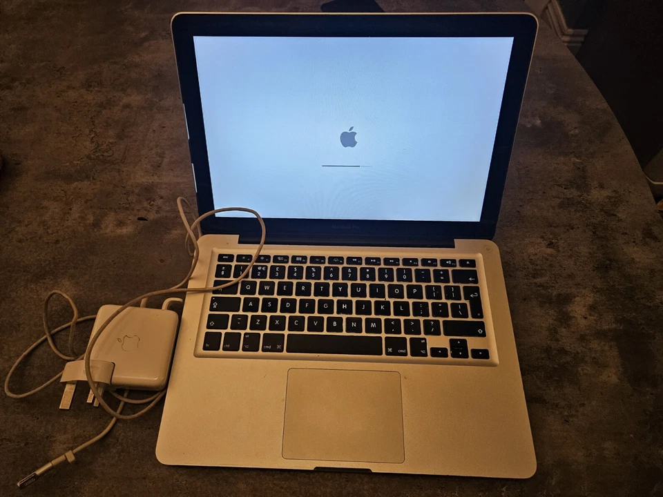 Apple MacBook Pro MD313B/A 13.3in. i5 2.4GHz 4GB 500GB - Silver - with box, photo 1 of 4