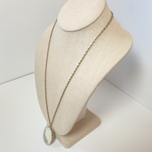 Collar de cadena vintage rosa floral pintado blanco porcelana ovalada colgante tono dorado - Imagen 4 de 10