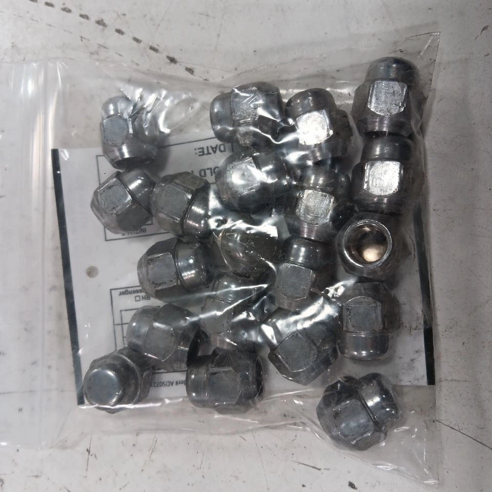 Juego de tuercas Nissan LEAF 2013 2014 2015 2016 2017 Foto 2 de 4