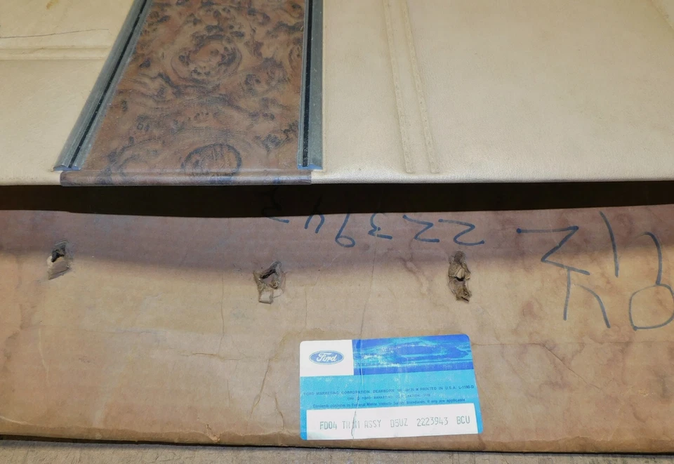 Ford E100 E150 E250 Econoline Van 1975-79 nuevo en stock bronceado claro LH panel de moldura de puerta delantera Foto 3 de 4