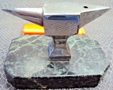 Ancienne enclume Miniature  bijoutier  métal chromé sur terrasse en marbre vert 