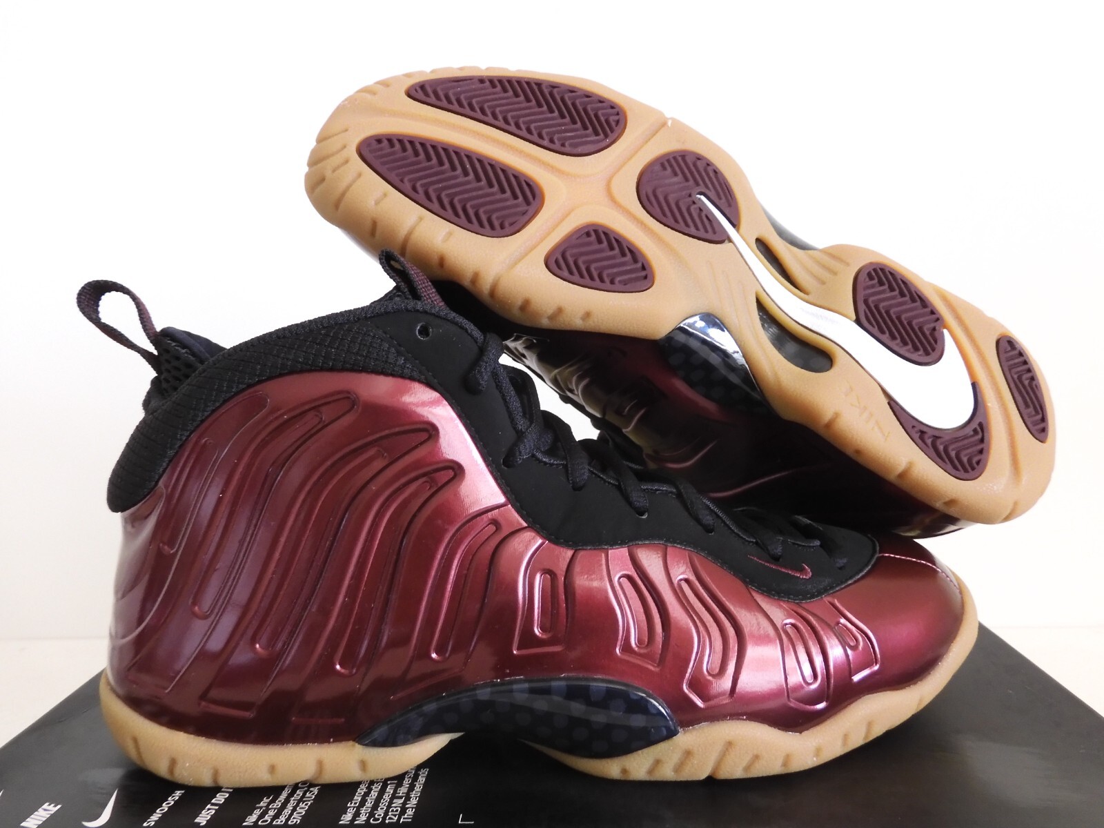 maroon color basketball shoes