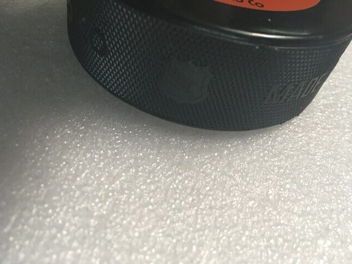 NHL COLORADO AVALANCHE OFFICIAL GAME PUCK GARY B. BETTMAN ORANGE RING InGlasco - Picture 4 of 8