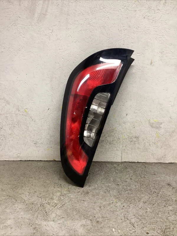 2014-2019 Kia Soul REAR RIGHT RH PASSENGER SIDE TAIL LIGHT OEM BULB 92402B2010