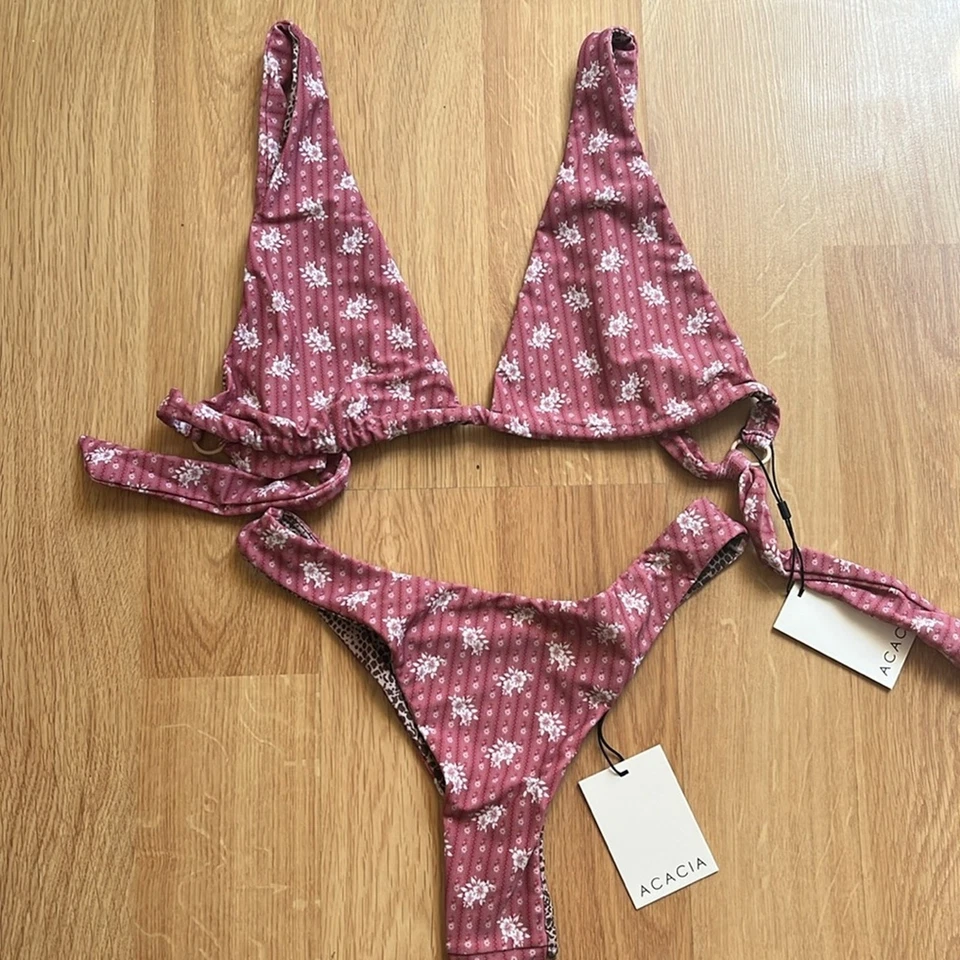 Conjunto de biquíni roupa de banho Acacia em S Blake TOP M taylor BOT. Floral rosa MOHALA - Imagem 2 de 4