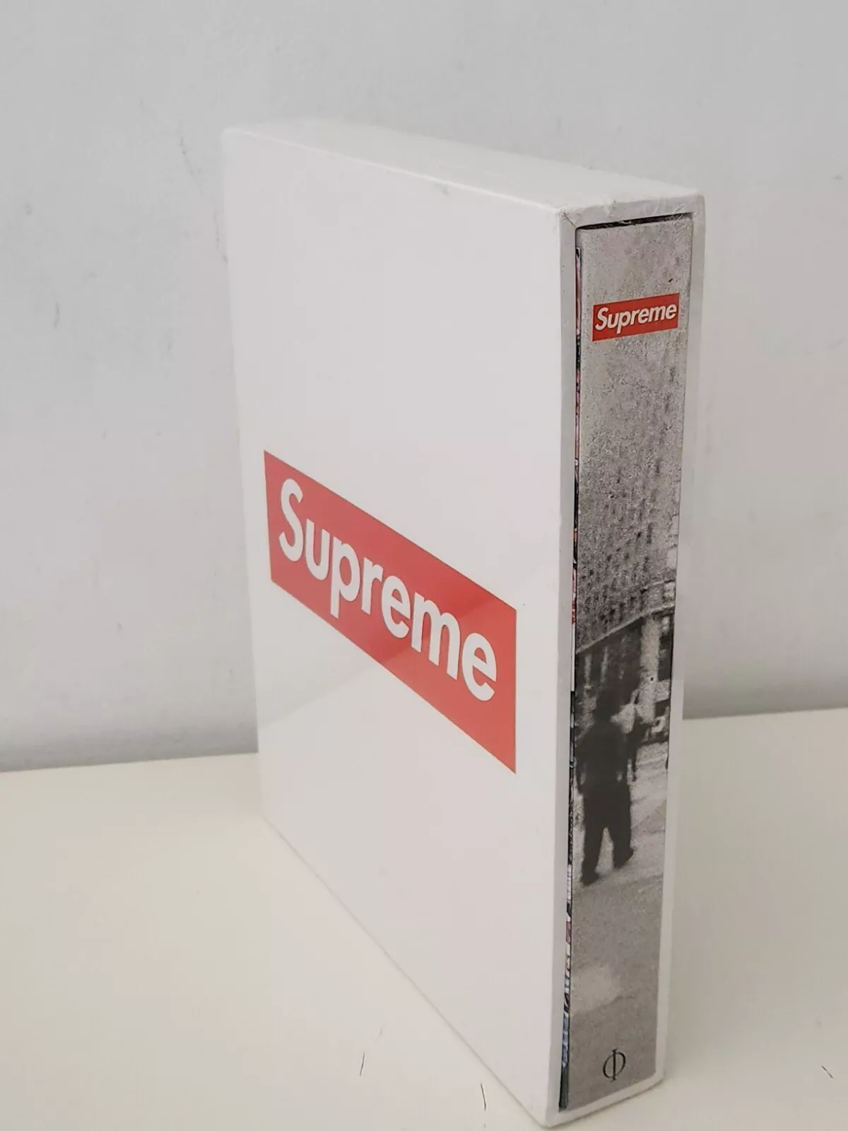 FW19 Supreme Buch Vol. 2 + The Poster Und Spezial Kiste Logo Sticker Innen