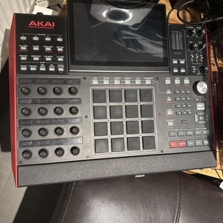 Akai MPC X Musik Sampler & Sequenzer Schwarz/Rot