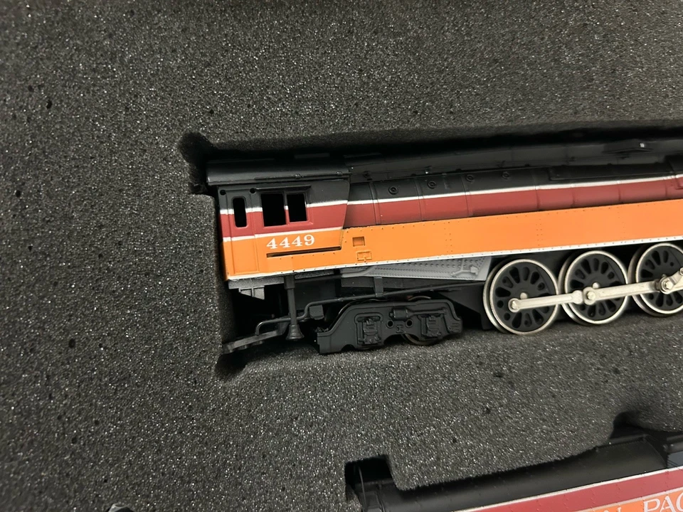 HO Bachmann Plus SP Southern Pacific 4-8-4 GS4 Daylight 4449 Steam Engine/Tender - Image 2 of 4