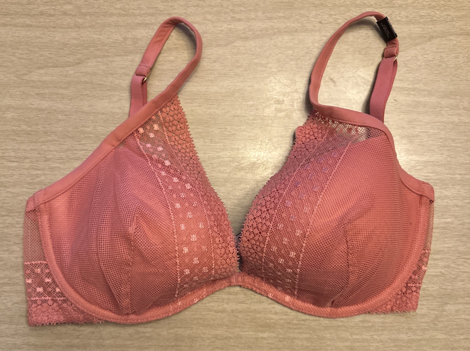 Victorias Secret Incredible Lightly Lined Plunge Bra 32DD Mauve Lace Lingerie