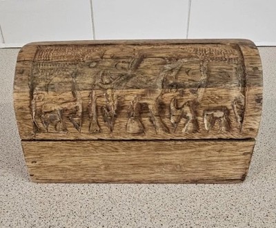 Schöne Holzschatulle mit Kuppelspitze und handgeschnitzter Elefantendekoration