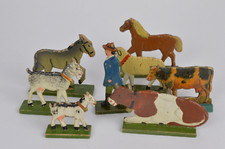 ALTE SPIELFIGUREN - BAUERNHOF TIERE - PAPPMASCHEE AUF HOLZSOCKEL - HANDBEMALT