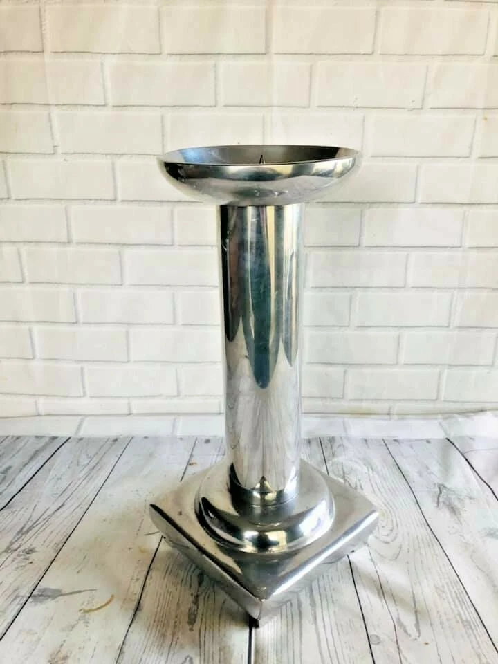 Soporte para candelabro de pilar de metal plateado de aluminio pulido Foto 2 de 4