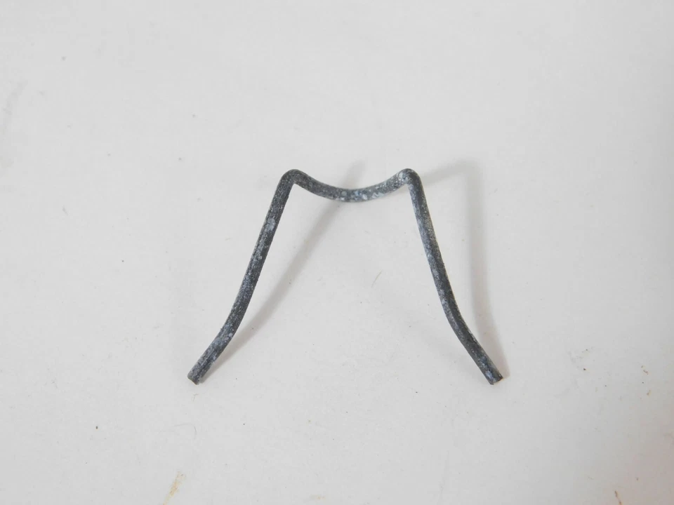 1 Nuevo de Lote Antiguo Genuino Benelli Cosmopolitan Faro Clip de Resorte 65cc Puma Parte G199 Foto 3 de 3